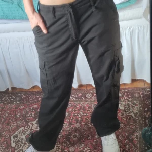 Nytello cargo byxor - Använda en gång då i stort sett nya, köpte fel storlek. Nypris 600kr. 50% cotton/ 50% poly. 
