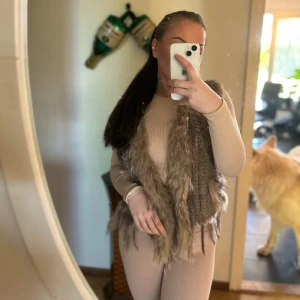 Pälsväst - S/M Ella Copenhagen - Pälsväst med äkta kaninpäls! Bra skick och super mysig. Köptes i DK, för ett högre pris.