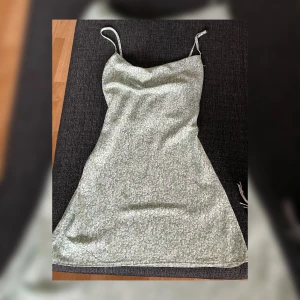 Klänning  - Denna superfina klänning är ifrån SHEIN och är i storlek S.(dom 2 sista bilderna är lånade från SHEIN hemsida) Älskar denna klänning men måste tyvärr sälja den då den inte passar mig längre! Bara använt 2 gånger så den är som ny.