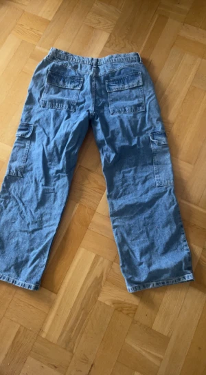 Cargo jeans - Fina pösiga cargojeans med låg midja. Aldrig använda då dom inte passade mig!