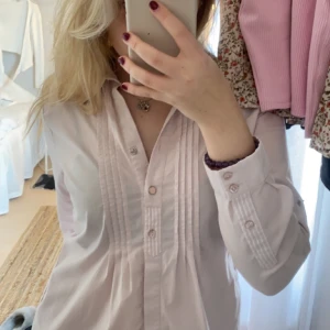 Ljusrosa lorelai gillmore skjorta - Sjuk fin skjorta som påminner om gillmore girls, ljusrosa söt färg och den är i bra kvalite, den är vintage, ger mig y2k vibes