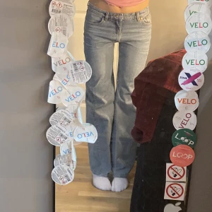 Lågmdjade jeans - Från monki  påminner om low arrow använda typ 1 gång jätte bra skick inga slitningar eller skador midjemått 80 Innerbenslängd 80 nypris 800 tror jag