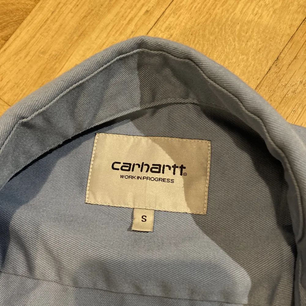 Detta är en ljusblå Carhartt skorta som har aldrig användts och är i perfekt skick.. Skjortor.