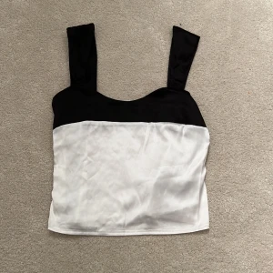 Topp - Vit/svart topp från Fenity i storlek M men mer som en S