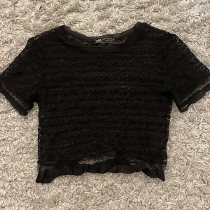 Fest topp - Säljer denna sjukt snygga fest topp från zara som är lite genomskinlig då den passar att ha ett linne till under 