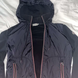 Moncler cardigan - köpt på Highendmarketplace men kom aldrig till användning storleken är large men passar även medium.