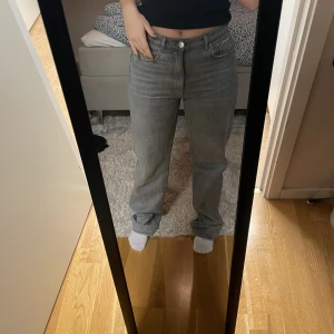 Jeans  - Säljer mörk gråa jeans från Ginatricot! Väldigt bekväma och använt ett få antal gånger. Är cirka 163 och de är lite långa på mig 💛 jättebra skick 