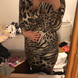 Klänning  - Vill egentligen inte sälja denna underbara klänning men den sitter för tight på mig tyvärr🥲