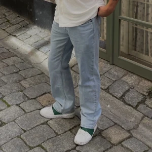 Montén jeans - Ett par relativt använda Montén jeans (se bild 3, syns knappt när du har på dem) där av det billiga priset! Bättre pris kommer du inte hitta 🤩