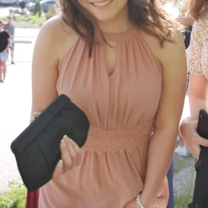 Balklänning - Säljer min fina balklänning från gymnasiet i rosa/peach strl M