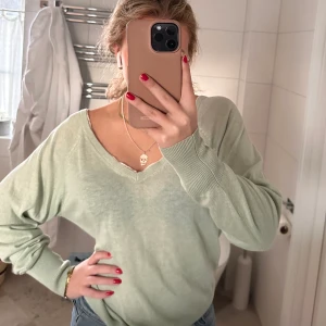 Ljusgrön stickad tröja från zara - En långärmad Mintgrön tröja från zara❤️den är v-ringad med spets i ringningen❤️bra skick!!