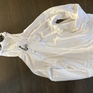 CP Company Hoodie - Vit - En hoodie från CP Company som är använd x antal gånger men som fortfarande är i bra skick.  Skriv privat vid köp jag står för frakten.