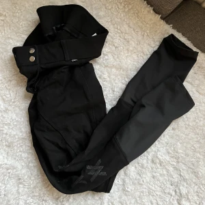 Ridbyxor CRW hel och knäskodda  - Hej! Jag säljer lite ridbyxor, dem beige och de svarta på andra bilden är i storlek 44 och dem på första bilden är i storlek 38. Tänker mig 200 kr styck 💗