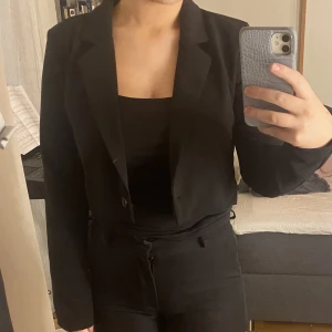 Croppad kavaj - Croppad kostymjacka från bikbok, bra skick knappt använd🥰