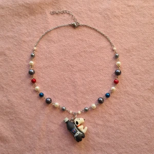 Snoopy/Snobben halsband - Handgjort halsband. Gjort av rostfritt stål och diverse pärlor💕 Längd är ca 36,5cm långt med 5cm extra längd! Är du intresserad men vill ändra något (tex färg på pärlor eller längd) så kan vi fixa det 🥰 Köper du med swish får du gratis frakt! :)  