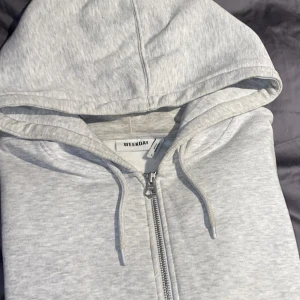 Zip Hoodie - Grå Zip från weekday. Storlek S. Bra skick. Hör av er vid frågor 😋