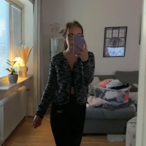 Kofta - Super fin kofta som endast är testad, denna passar en xs/s men uttöjbar så hade kunnat passa en m också. 