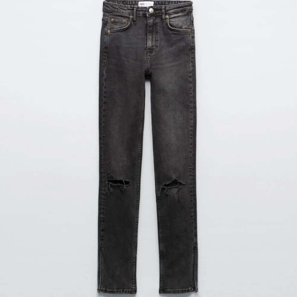 UTAN HÅL PÅ KNÄNA!!  Säljer de populära jeansen med slits på sidan av benen, aldrig använda och jag säljer då dom är för små för mig  Nypris 359kr säljer för 150kr. Jeans & Byxor.
