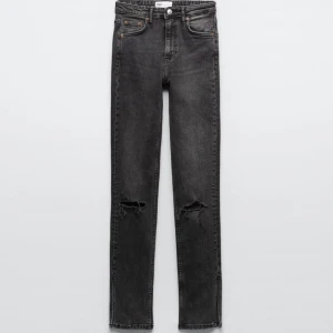 Jeans UTAN HÅL PÅ KNÄNA - UTAN HÅL PÅ KNÄNA!!  Säljer de populära jeansen med slits på sidan av benen, aldrig använda och jag säljer då dom är för små för mig  Nypris 359kr säljer för 150kr