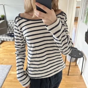 Fin randig tröja - Perfekt att ha på kalla sommarkvällar!! 