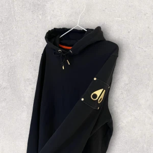 Moose Knuckles - Moose Knuckles tröja | storlek S, funkar på M | Bra skick till bra pris 🫵🏼‼️