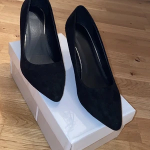 Klackskor  - Låga svarta klackskor. Använda endast 1 gång.