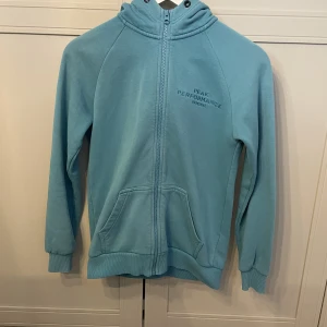 Peak performance  - Ljusblå zip hoodie från peak performance i storlek s. Har dragit ut snörena vid luvan men går lätt att sätta in igen. Bra skick💗säljer för 200kr+frakt💓skriv för fler bilder!