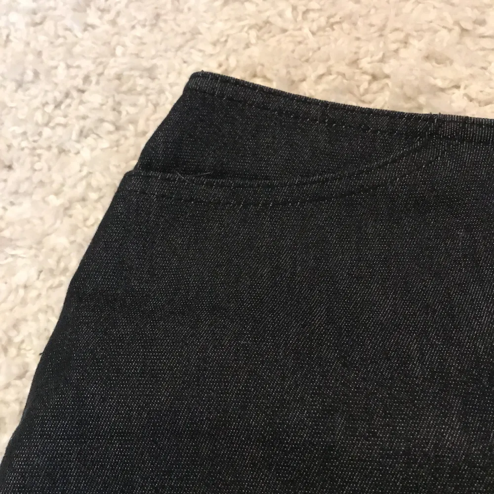 kjol från h&m, divided, fickor, jeans/stretchiga, mörkgrå/svart, strl M😊💕. Kjolar.
