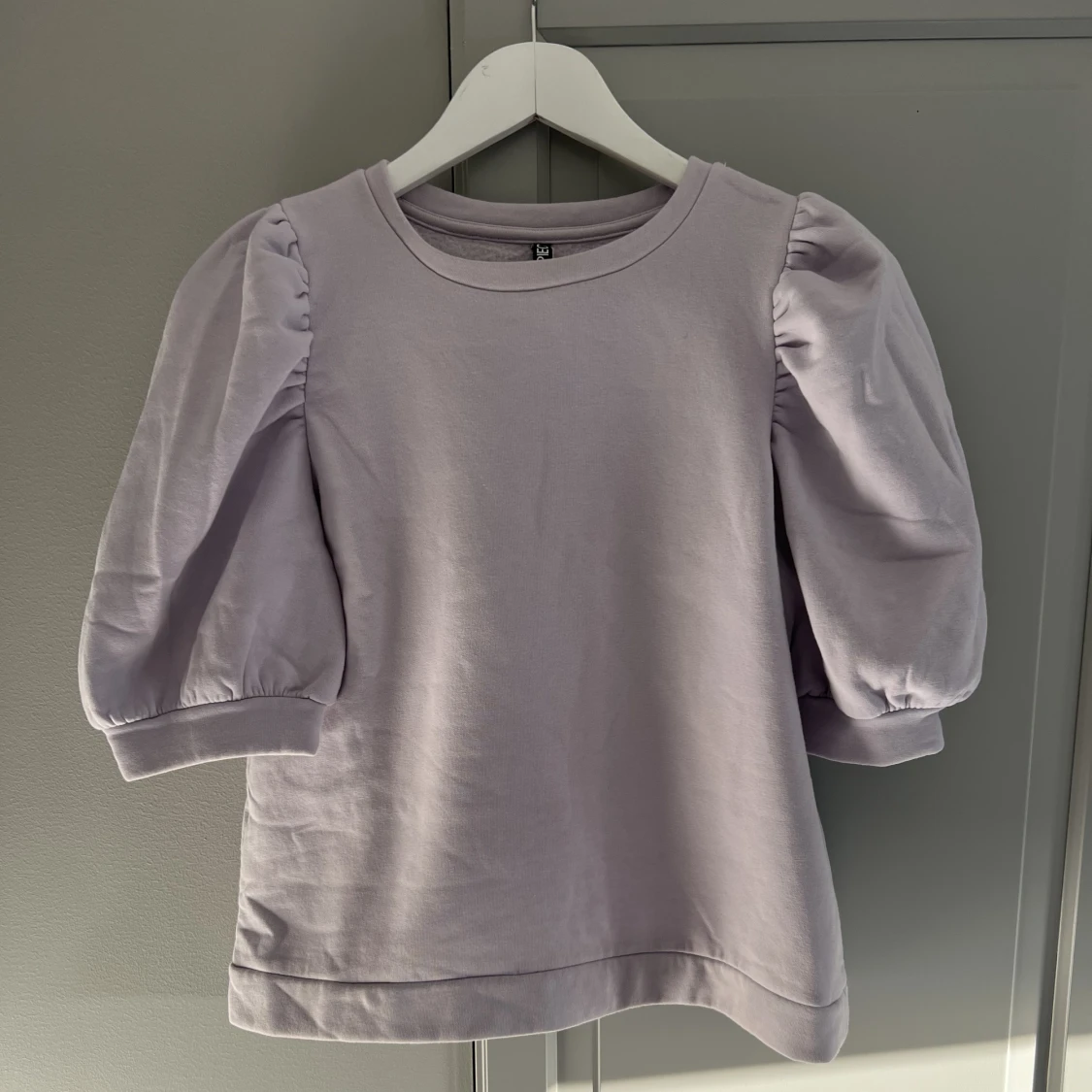 Lila topp med puffärm - 91