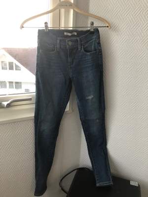 Jeans från Levi’s, knappt använda