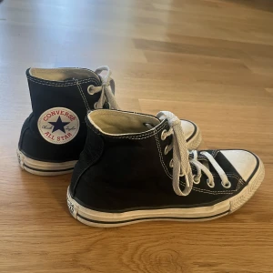 Convers  - Svarta convers i nyskick, endast andvända två gånger. Storlek 38. 