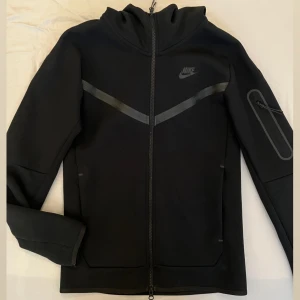 Svart Nike tech (nyskick) - Säljer den på grund av att den inte kommer till användning. Är i väldigt bra skick då den sällan har används. nypris: 1349kr