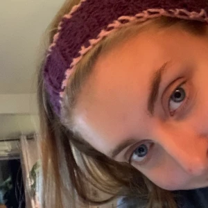 Hårband - Säljer nu mitt otroligt fina hårband som jag virkat i färgerna rosa och lila. Bra kvalite och ett hårband som är stretchigt. Handvirkat! Kan göra flera med specifika önskemål, hör av dig 🥰