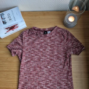 Glittrig rosa t-shirt💕 - Denna lätt glittriga rosa t-shirt sitter snyggt och tight plus den är lätt croppad😍 T-shirten är ribbad lodrätt och passar super till både fest och vardag🎉 materialet: 70% viskos, 20% polyester, 8% metalliserad fiber, 2% elastan.