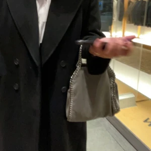 Stella väska - Säljer min supersnygga stella McCartney mini väska 💓köptes i september 2022, har kvar dustbag! Nypris är ca 9300kr, säljer för 4000❤️kan även byta mot en tiny