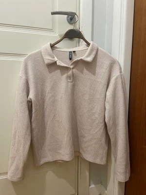 Beige tröja - Ljusbeige tröja från Pieces. I fint skick förutom att den har blivit lite nopprig (se bild 3), därav priset. Storlek S.
