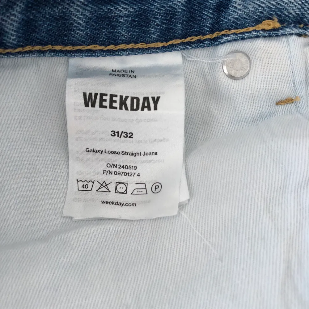 Tvär tunga weekday byxor, knappt använda. Säljer pga att de inte passar längre. Sitter skit snyggt, och är ett snyggt par baggy byxor. Tvär skön tvätt som ligger åt det ljusare hållet. . Jeans & Byxor.
