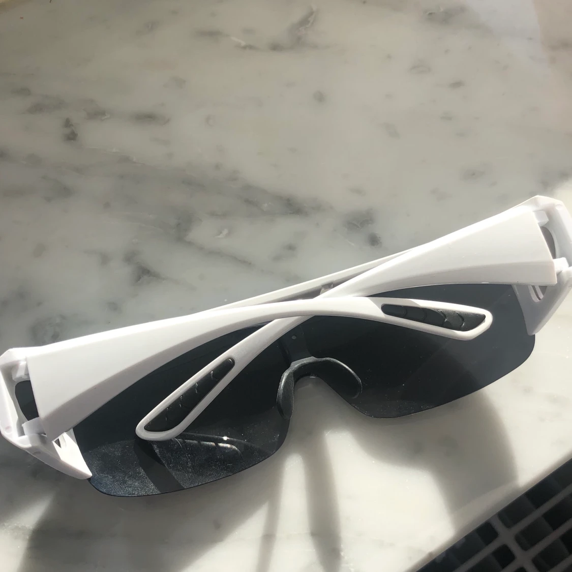 Vita solglasögon  - 90