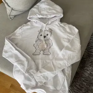 Vit hoodie från thecoolelephant, storlek S. Inga fläckar och inte sliten. Inte använd så mycket. Köpte för 600kr och säljer nu för 150kr+ frakt