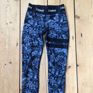 Träningstights från Stronger - Strlk S. Nypris 600kr, säljes för 150kr. 