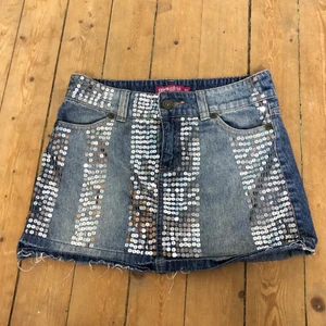 Jeanskjol med paljetter - Så fin jeanskjol!!! Storleken är 164 men passar mig som i vanliga fall har xs/s 💖💖💖