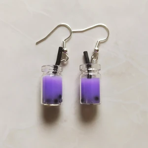 Örhängen - Boba Bubble Tea - Nya oanvända nickelsäkra örhängen. Berlock i glasbehållare. Handgjorda i Sverige. Höjd ca 20mm. Levereras i förseglad förpackning.