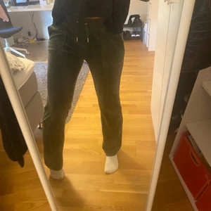 Juicy couture byxor  - Mörk gröna juicy couture byxor i storlek S. De är knappt använda så de är i väldigt bra skick. Jag är 171 cm lång. Säljer endast vid bra bud💓