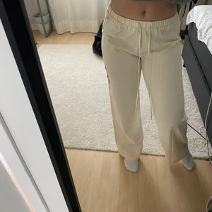 Linnebyxor  - Säljer dessa slutsålda linnebyxor från pull&bear i strl M då de är lite små på mig, skulle säga att de mer är som en S, de går ner till golvet på mig som är 168❤️ köparen står för frakt ❤️