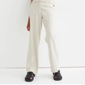 Linnebyxor - Ett par populära linnebyxor som är helt slutsålda på hemsidan. Från hm och är nya så lappen sitter kvar. Storlek 36. Skriv för mina egna bilder💕