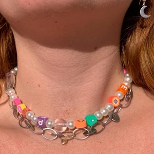 Perfect Summar necklace 🥝🍓 - Handmade! Så fint och trendigt Summer necklace😍😍 går även att få pärlat custom made om man föredrar andra färger/ frukter. För mer kolla in hannashoops.com 🥰❤️ storlek pärlas efter önskan