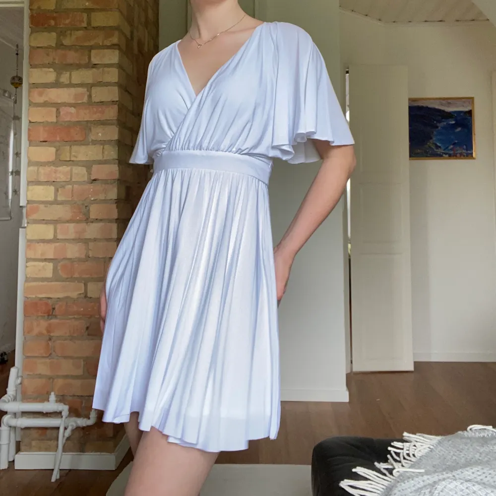 Köpte denna klänning förra året och har aldrig använt. Den är från bubblerooom från märket goddiva. Nypris 599 men säljer för 299. Perfekt studentklänning! Frakt tillkommer eller mötas upp i Lund:). Klänningar.