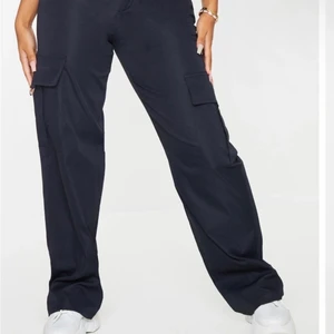 Cargo byxor  - Helt nya gargo byxor från PLT har fortfarande lappen och är jätte fina säljer pågrund av att de är för långa för mig jag är en 162