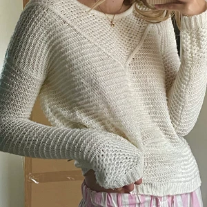 Vit stickad tröja - Den perfekta vita stickade tröjan som alla behöver, passar till allt och så gosig att ha över klänningar i sommar på kvällarna. Säljer då jag har flera lika 💓