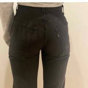 Så fin svarta Levi‘S jeans i en rak modell. Köpta här på plick och verkligen superfina men var tyvärr för små för mig. Bilderna är lånade av förra säljaren 🤍 Storlek 27/32, säljer för 250kr + frakt